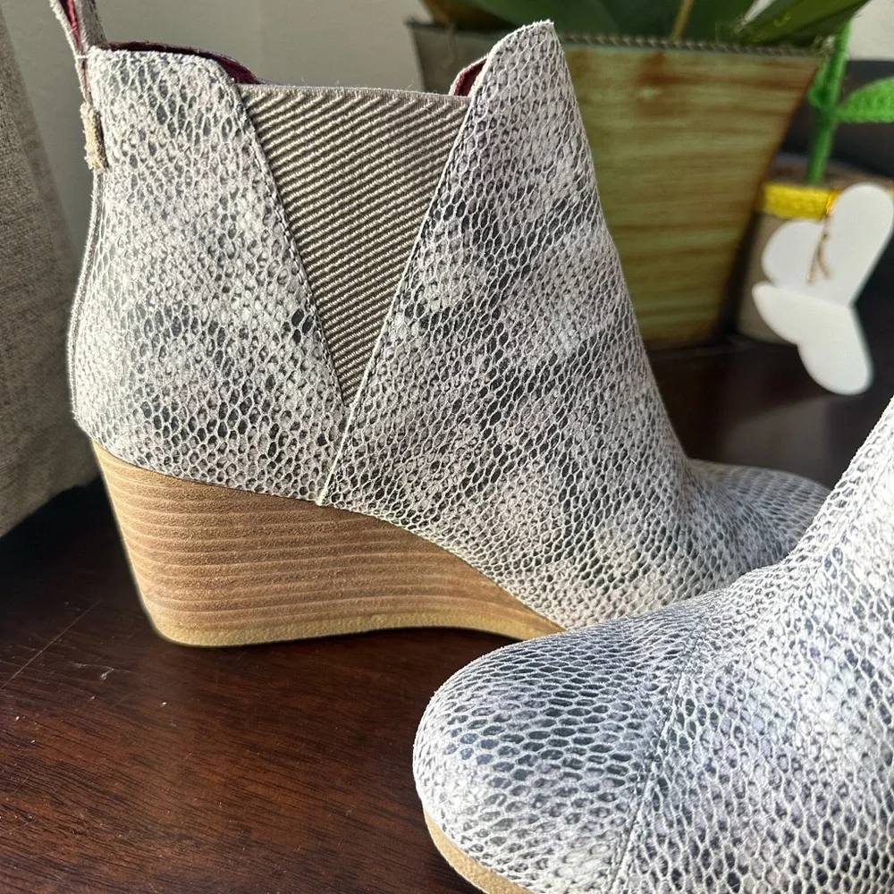 Toms Snake-Texture Light Gray Chelsea Booties